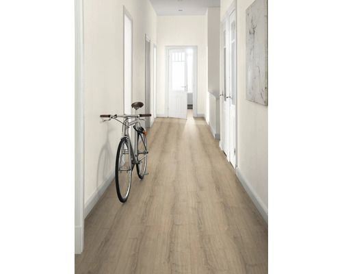 Chodba s laminátovou podlahou, bílými stěnami a jízdním kolem