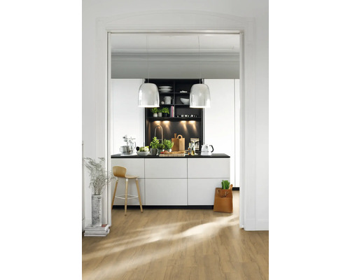 Moderní kuchyně s kuchyňským ostrůvkem, závěsnými svítidly a dřevěnou podlahou