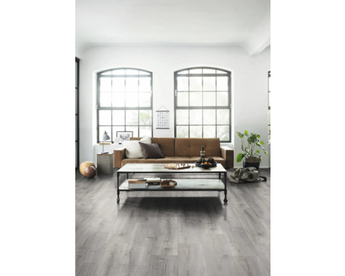 Obývací pokoj s pohovkou, stolem a světlou dřevěnou podlahou