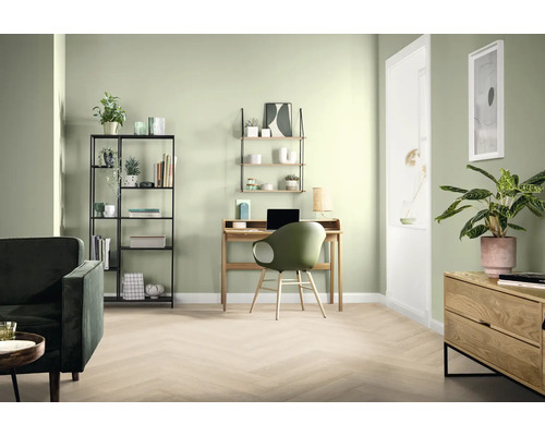 Obývací pokoj se stolem, židlí, regálem a pohovkou ve světlém designu