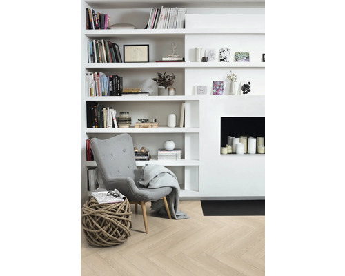 Obývací pokoj s knihovnou, křeslem a dekorací