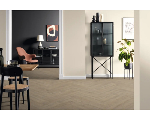 Interiérová scéna s podlahou do rybí kosti, nábytkem a dekorativními prvky