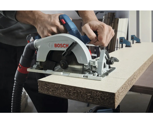 Osoba řeže dřevěnou desku pomocí kotoučové pily Bosch.