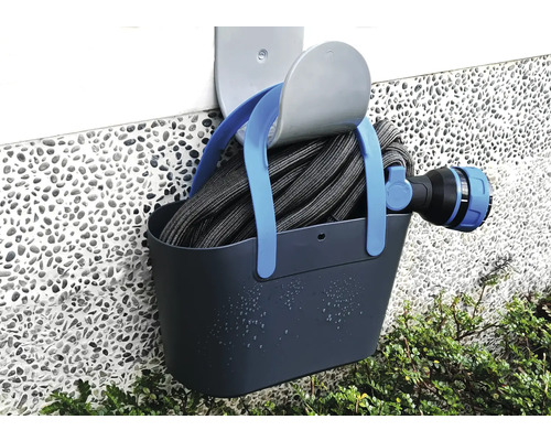 Zahradní hadice se sprchou na držáku hadice
