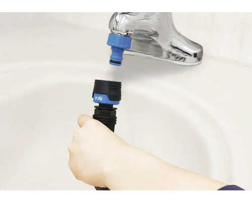 Vodovodní kohoutek s hadicovou spojkou a zahradní hadicí