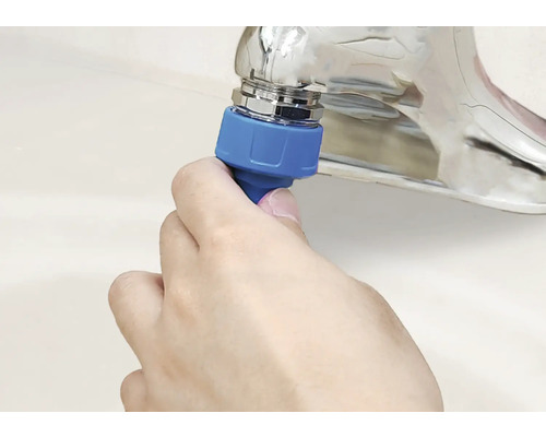 Vodovodní kohoutek se připojuje k modré hadicové spojce.