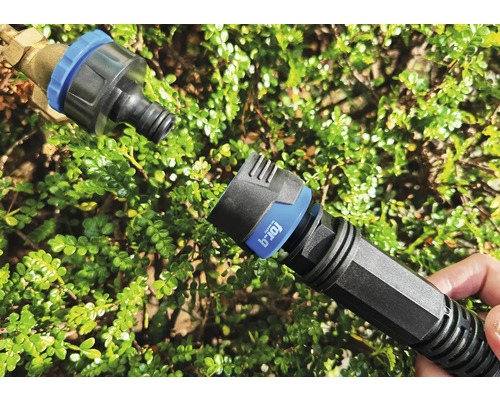 Rychlospojka zahradní hadice před zelenými listy