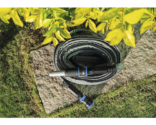 Flexibilní zahradní hadice na kameni v zahradě