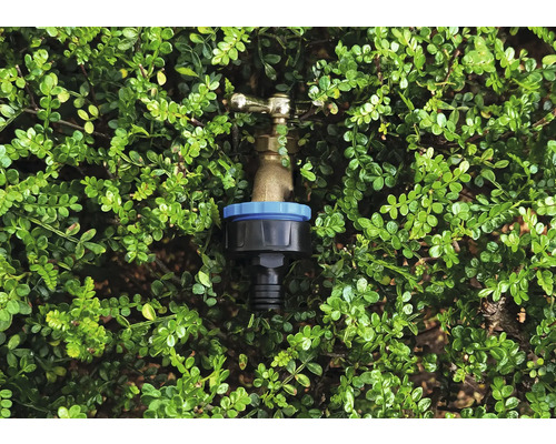 Připojení zahradní hadice před zelenými listy