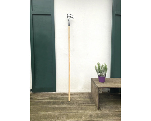 Trojzubá zahradní motyka s dřevěnou násadou