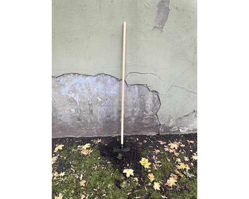 Motyka s dřevěnou násadou pro zahradní práce