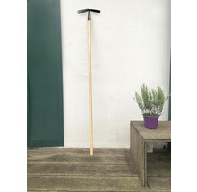 Zahradní kultivátor s dřevěnou násadou pro kypření půdy v zahradě