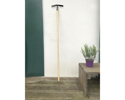 Zahradní kultivátor s dřevěnou násadou pro kypření půdy v zahradě