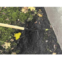 Zahradní motyka používaná k prokypření půdy v zahradě