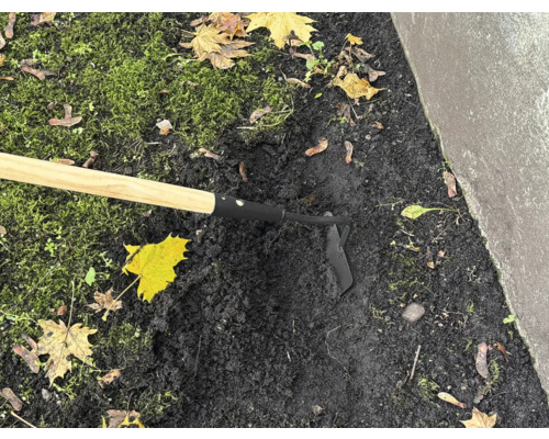 Zahradní motyka používaná k prokypření půdy v zahradě