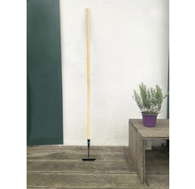 Zahradní motyka s dřevěnou násadou pro zahradnické práce