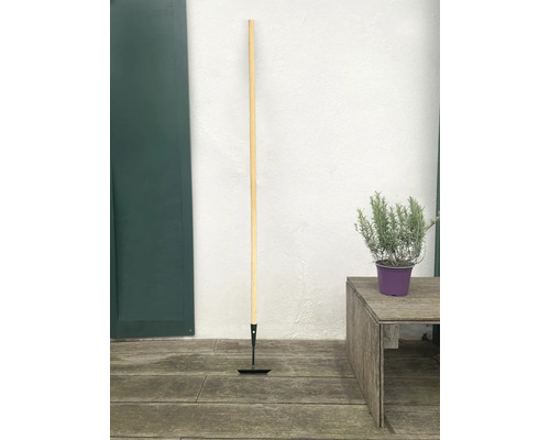 Zahradní motyka s dřevěnou násadou pro zahradnické práce