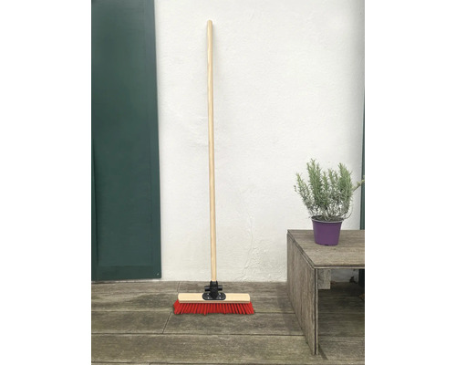 Kartáč s dřevěnou násadou a červenými štětinami