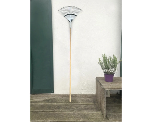 Smeták na listí s dřevěnou násadou