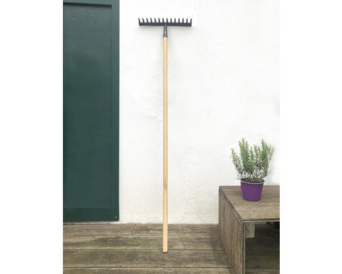 Hrábě s dřevěnou násadou pro zahradu