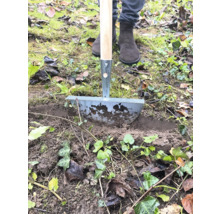 Zahradní nástroj pro řezání okrajů trávníku v provozu