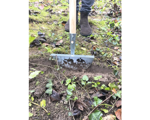 Zahradní nástroj pro řezání okrajů trávníku v provozu