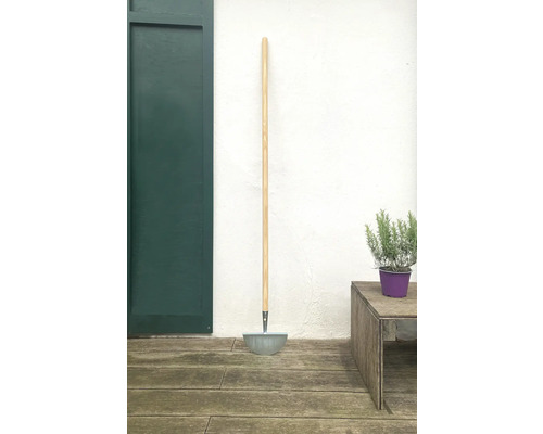 Lopatka se smetákem s dřevěnou rukojetí pro venkovní použití