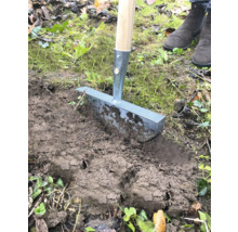 Obruba trávníku se používá k odřezávání okrajů trávníku.