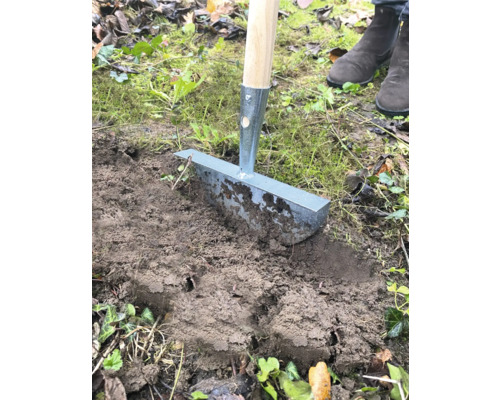 Obruba trávníku se používá k odřezávání okrajů trávníku.