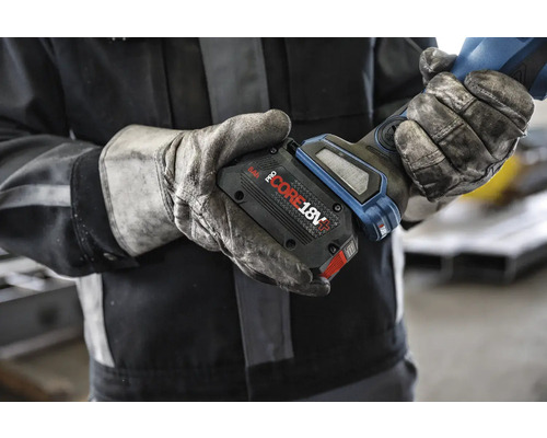 Baterie s 18 volty a 8,0 Ah v rukou s pracovními rukavicemi