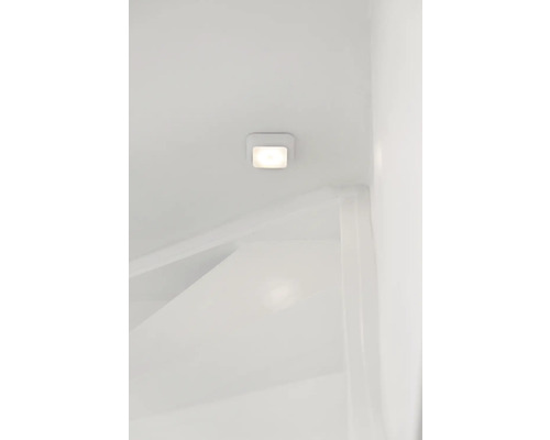 Čtvercové stropní svítidlo na stropě pokoje