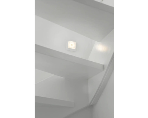 Schodiště se schody a čtvercovým LED nástěnným svítidlem