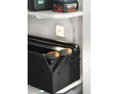 Snímek skříně se skříňkou na nářadí a bateriovým světlem