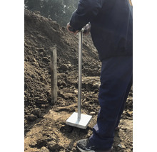 Zarážecí zařízení pro zatloukání sloupků do země.