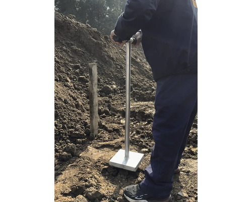 Zarážecí zařízení pro zatloukání sloupků do země.