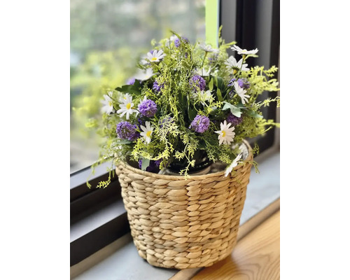 Košík s umělými sedmikráskami a fialovými trsy