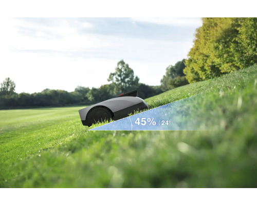 Robotická sekačka na trávu seká kopec se sklonem 45 procent