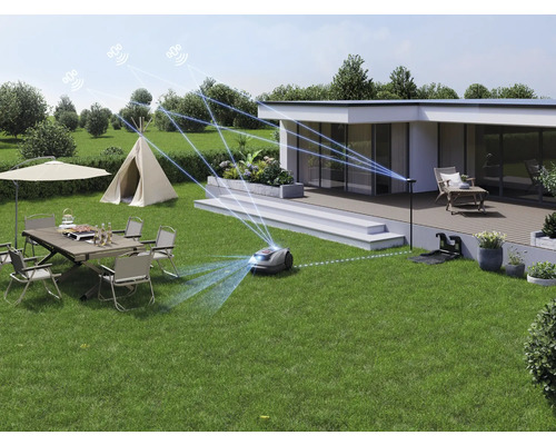 Robotická sekačka na trávu se pohybuje po zahradě s terasou, stanem a zahradním nábytkem.