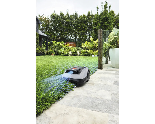 Robotická sekačka na trávníku a kamenných deskách