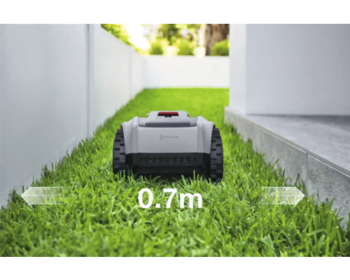 Robotická sekačka na trávníku o šířce 0,7 metru.