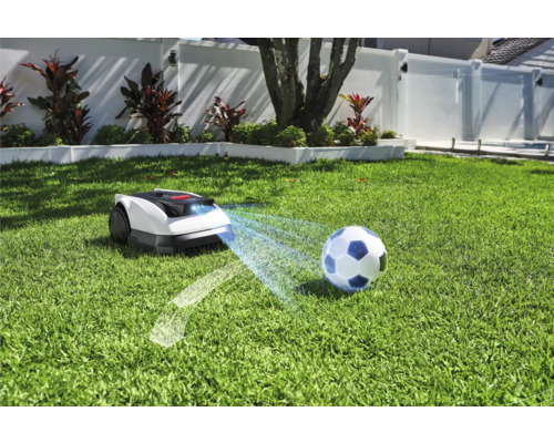 Robotická sekačka s detekcí překážek na trávníku s fotbalovým míčem