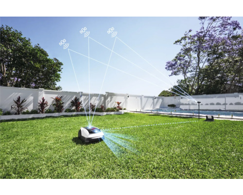 Robotická sekačka s satelitním připojením na trávníku