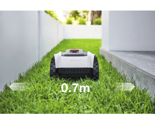 Robotická sekačka ECOVACS v akci na trávníku se šířkou záběru 0.7 metru