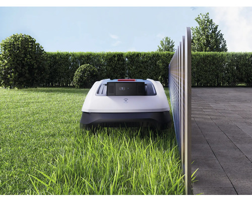 Robotická sekačka na trávníku v zahradě