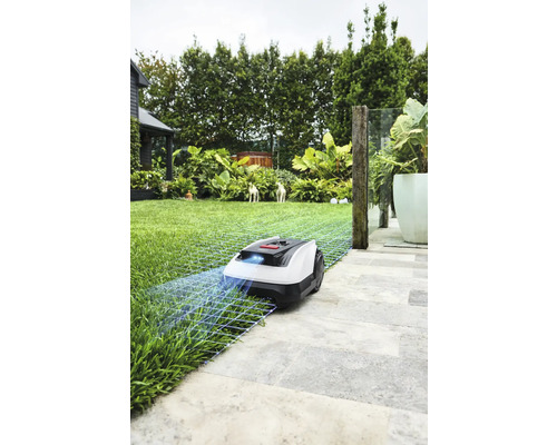 Robotická sekačka na trávníku s obvodovým kabelem