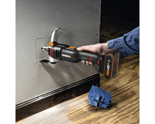 Multifunkční nástroj WORX při řezání kovové desky