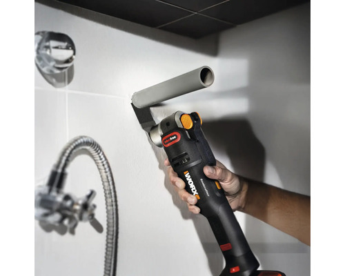 Multifunkční nástroj řeže trubku v koupelně.