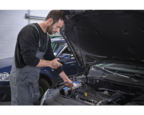 Mechanik provádí diagnostiku motoru automobilu pomocí diagnostického zařízení.