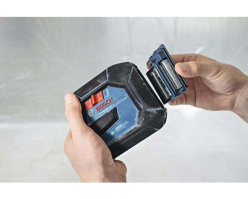 Logo společnosti Bosch. Osoba vyměňuje baterie v křížovém laseru.