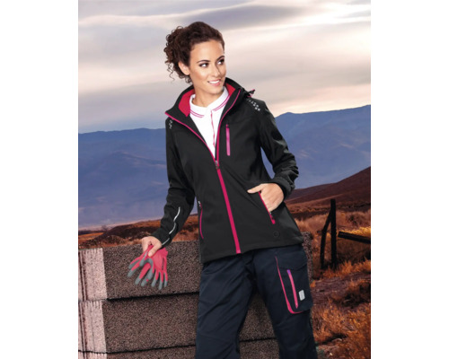 Žena v softshellové bundě a pracovních kalhotách venku